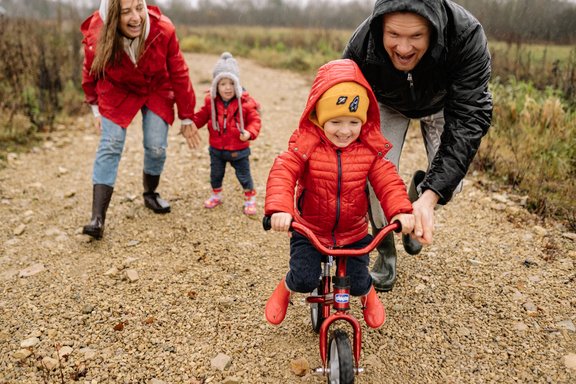 Eltern toben mit zwei Kindern