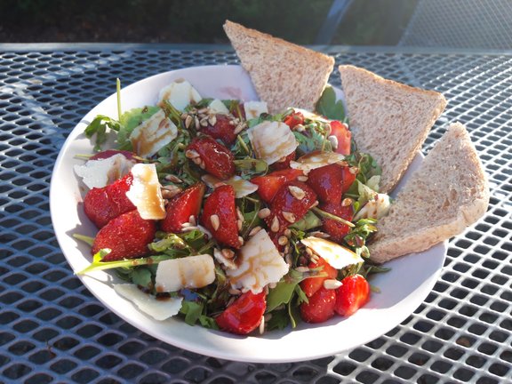 Basilikum-Rucola-Salat mit Erdbeeren auf Teller