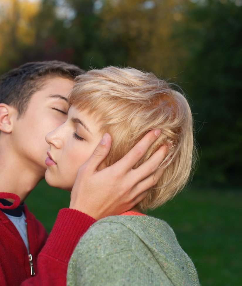 Junge küsst Mädchen
