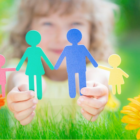 Kind auf der Weise mit Figuren einer Familie