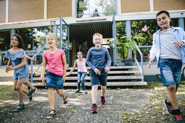 Schulkinder vor der Schule