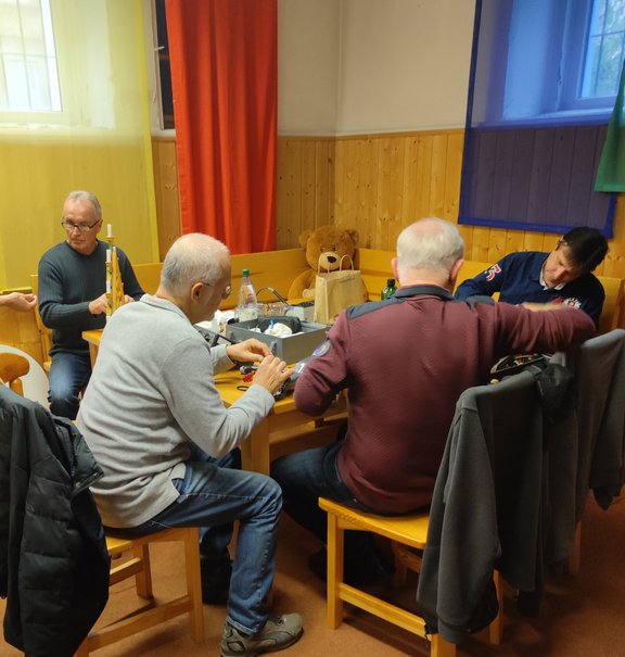 TüftlerTreff Menschen sitzen am Tisch und tüftlen