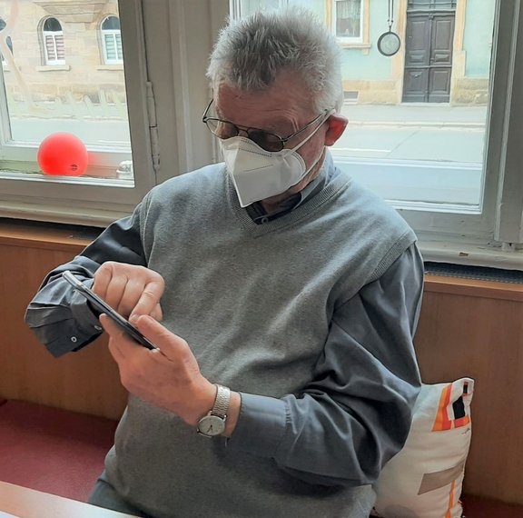 Grundkurs Smartphone Senior übt am Smartphone