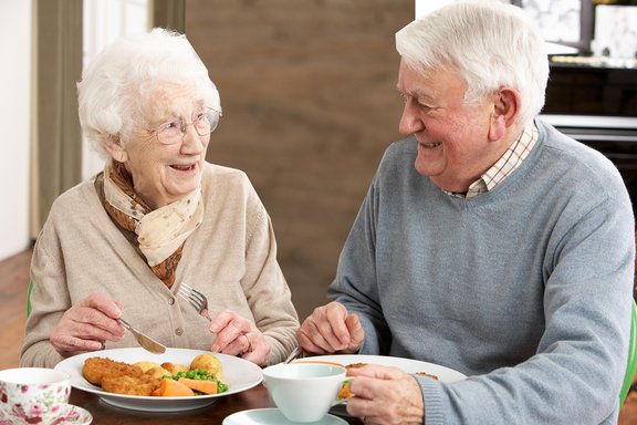 Zwei Senioren beim Essen
