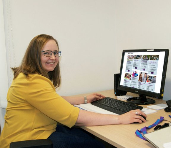 Shari Eschenbacher am Computer