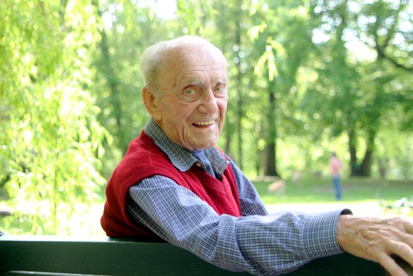 Alter Mann auf einer Bank im Park
